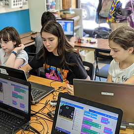 Kids building projects